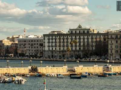 ...e il sontuoso palazzo Colonna, che andarono ad arricchire il prospetto architettonico del neonato lungomare